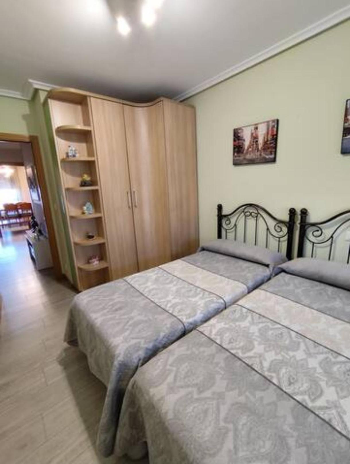 Apartamento De Tres Dormitorios Con Garaje Y Todos Los Servicios Cerca Burgo Esterno foto